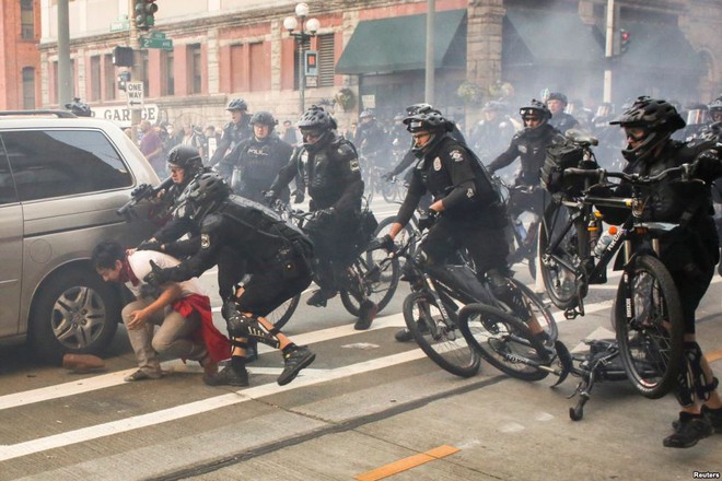 Cảnh sát bắt giữ một người biểu tình phản đối chủ nghĩa tư bản ở thành phố Seattle, bang Washington, Mỹ.