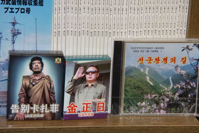 
Theo ông Toshio Miyatsuka, rất nhiều hàng hóa tại Triều Tiên do Trung Quốc sản xuất. Trong ảnh là một số băng đĩa giải trí.
