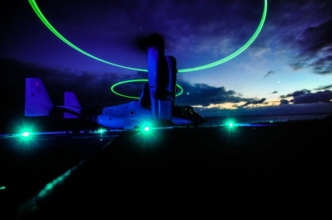 
Một chiếc MV-22 Osprey thuộc phi đội VMM-166 cất cánh ngay rạng sáng trên tàu đổ bộ trực thăng USS Boxer.
