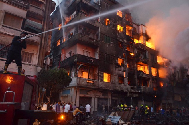 Lực lượng cứu hỏa cố gắng dập tắt ngọn lửa bùng phát trên một số tòa nhà tại thủ đô Cairo, Ai Cập.