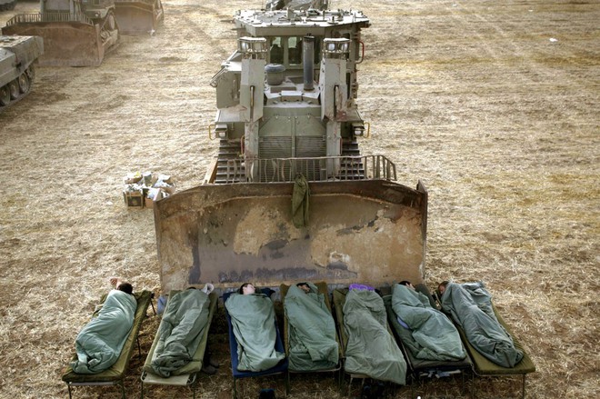 
Những chiếc giường dã chiến của các binh sĩ Israel tham gia chiến dịch quân sự tại phía bắc dải Gaza ngày 27/6/2006.
