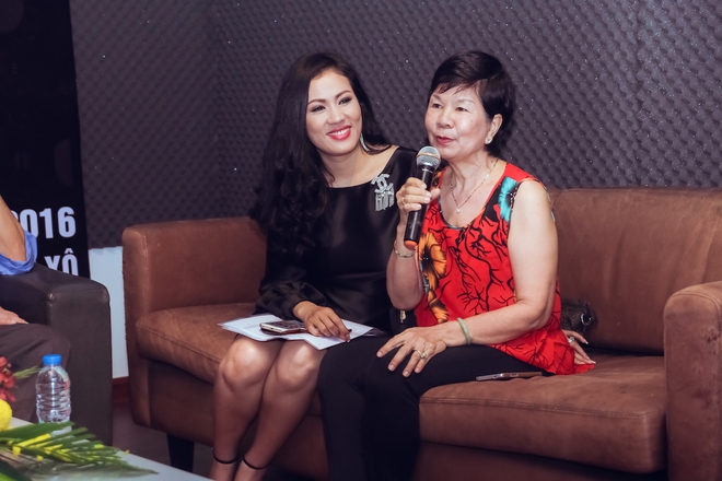 
Ngoài các ca sĩ tham gia biểu diễn, buổi họp báo còn ghi nhận sự xuất hiện của cô Ngô Mai Hà, em gái Ngô Thụy Miên.
