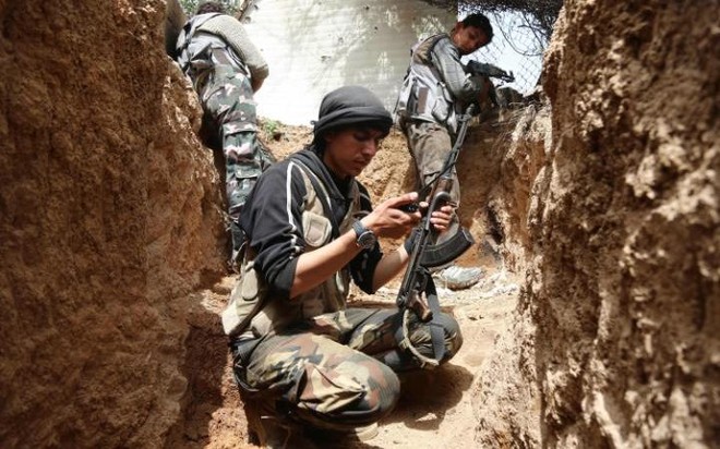 Các chiến binh của quân nổi dậy Jaish al-Islam đang giữ một điểm chốt tại thị trấn Douma, Syria.