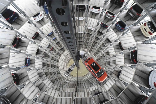 
Tháp đỗ xe nhiều tầng trong một nhà máy của công ty Volkswagen ở thành phố Wolfsburg, Đức.
