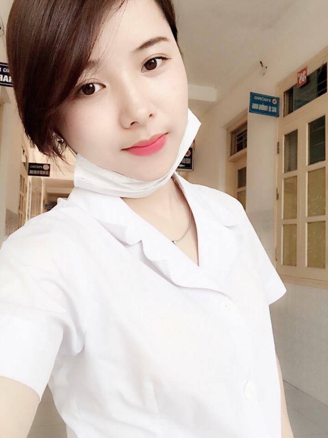 
Cô y tá Nguyễn Nhung xinh đẹp.
