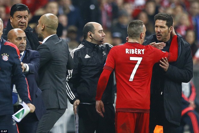 
Ribery và Diego Simeone tạo ra những tình huống căng thẳng trên sân.
