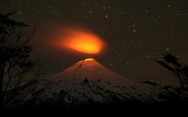 Cảnh tượng dung nham phun trào trong đêm từ núi lửa Villarrica trong vườn quốc gia Villarrica, Chile.