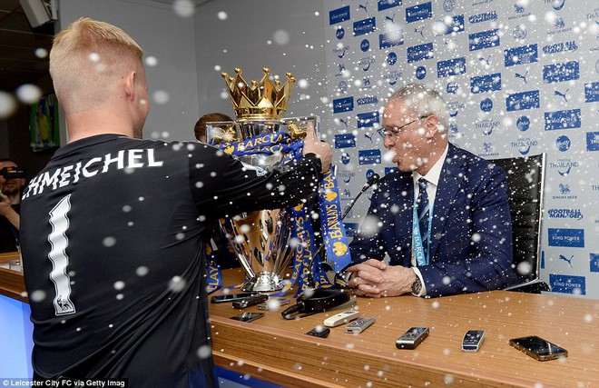 
Thủ thành Kasper Schmeichel trao cho thầy chiếc cúp vô địch.
