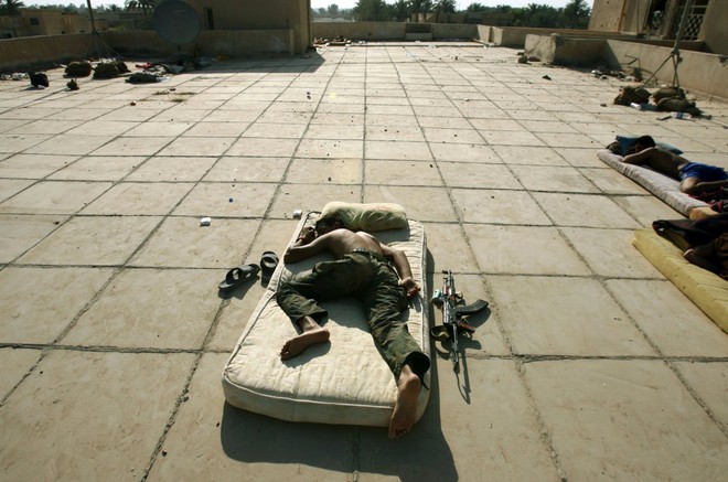 
Binh sĩ Iraq say sưa với giấc ngủ trên nóc một căn cứ ở Baquba ngày 29/6/2007. Song, có thể thấy, ngay cả lúc ngủ, người lính vẫn không thể tách rời khẩu súng của mình.
