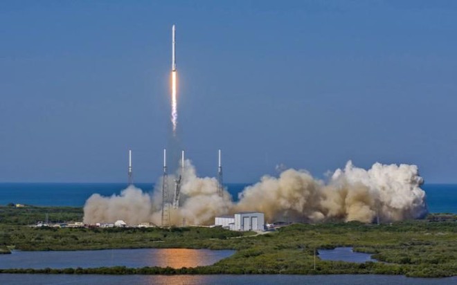 Tên lửa SpaceX Falcon 9 rời khỏi bệ phóng tại trung tâm vũ trụ ở Cape Canaveral, bang Florida, Mỹ.