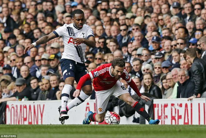 Mata bó tay trước sự truy cản của Danny Rose.