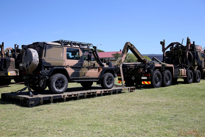 
Trong ảnh: Một chiếc Mercedes G-Wagons được vận chuyển bởi xe tải MAN SX45 RMMV tại buổi lễ.

Để cõng những khối hàng nặng gần 20 tấn, xe được trang bị động cơ turbo tăng áp V8 MAN D2066 LFG dung tích 10,5 lít, đạt công suất 440 mã lực, tiêu chuẩn khí thải EURO 4. Bên cạnh đó là hộp số tự động 6 cấp cho phép xe dễ dàng hoạt động trên dải địa hình phức tạp.
