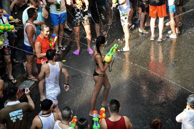 Người phụ nữ mặc bikini tham gia lễ hội té nước Songkran ở thành phố Bangkok, Thái Lan.