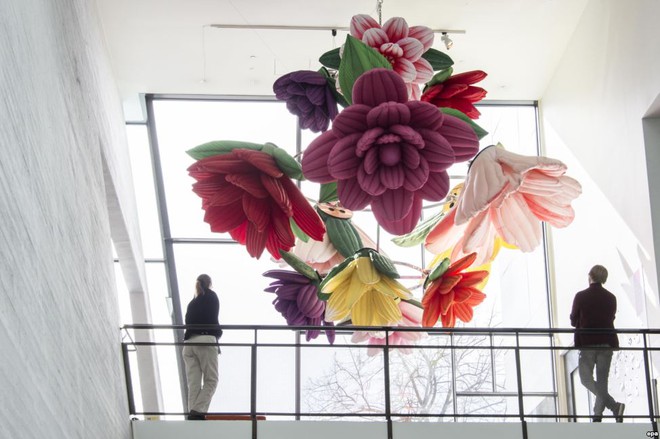 Tác phẩm Hoa Chandelier của nghệ sĩ Hàn Quốc Choi Jeong Hwa được trưng bày tại bảo tàng Nghệ thuật đương đại Kiasma ở Helsinki, Phần Lan.