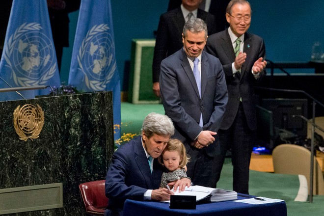Ngoại trưởng Mỹ John Kerry bế cháu gái trong khi ký vào bản Thỏa thuận Paris về chống biến đổi khí hậu tại trụ sở của Liên Hợp Quốc ở thành phố New York.