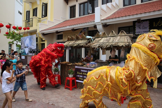 Du khách đến đây được trải nghiệm những nét văn hóa đặc sắc 3 miền với gian hàng chợ quê, nghệ nhân biểu diễn cooking show...