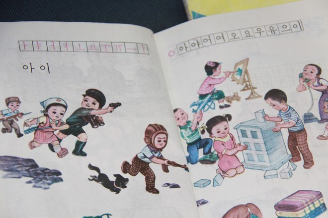 
Một trang trong sách giáo khoa, hình vẽ minh họa là những đứa trẻ đang đóng vai các nghề khác nhau, bao gồm cả binh sĩ và y tá chiến trường.
