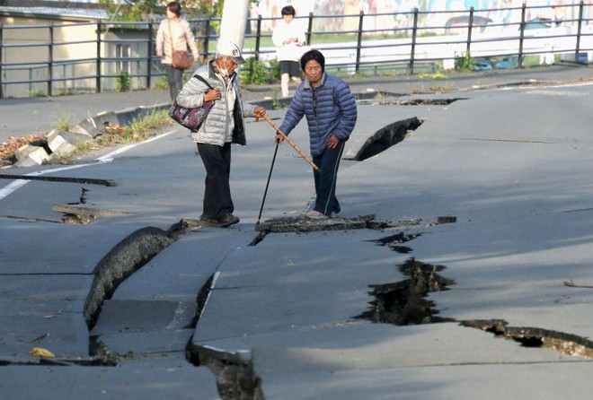 Con đường bị cơn động đất xé toạc ở thị trấn Mashiki tỉnh Kumamoto
