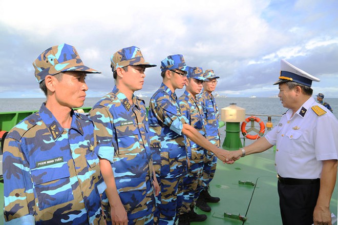 Đại tá Lê Xuân Thủy, Phó tham mưu trưởng Hải quân, Trưởng đoàn công tác giao nhiệm vụ và động viên lực lượng quân y và công binh trước khi rời tàu tham gia diễn tập tại đảo Cyberrus và Southland (Indonesia)