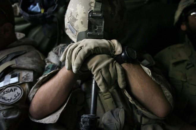 
Một binh sĩ Canada thuộc liên minh do NATO dẫn đầu gục lên cây súng để chợp mắt trong lúc cùng các đồng đội di chuyển trên chiếc xe bọc thép tại tỉnh Kandahar, Afghanistan ngày 16/11/2007.
