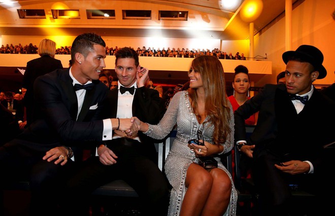 
Ronaldo mới chủ động làm thân với bạn gái Messi hồi đầu năm đấy thôi!
