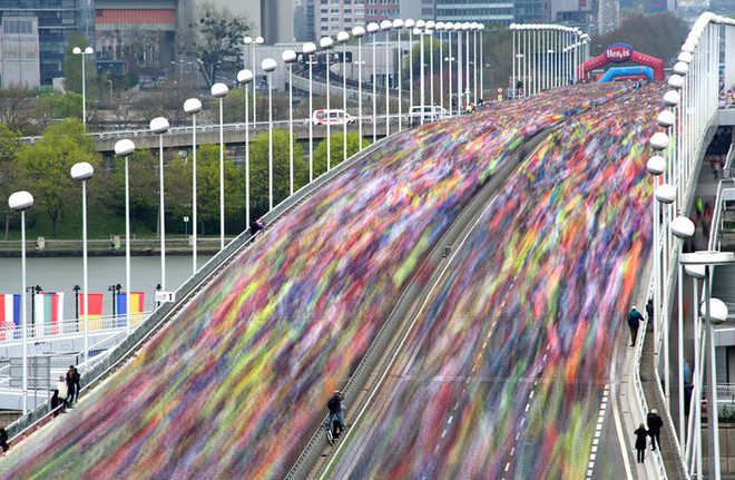 Mọi người chạy trên cây cầu Reichsbrucke bắc qua sông Danube trong cuộc thi chạy marathon ở Vienna, Áo.
