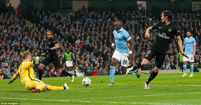 
Lucas Moura đưa bóng thành công vào lưới Joe Hart nhưng không được công nhận do lỗi việt vị.
