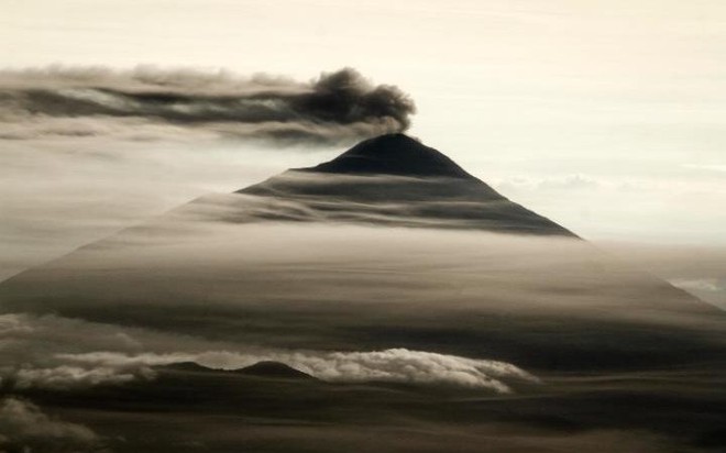 
Cảnh tượng tro bụi phun trào từ núi lửa Kerinci ở Sumatra, Indonesia.
