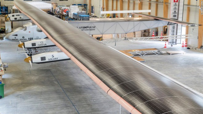 Mặt trên của cánh máy bay được bao phủ với 17.000 tế bào năng lượng mặt trời