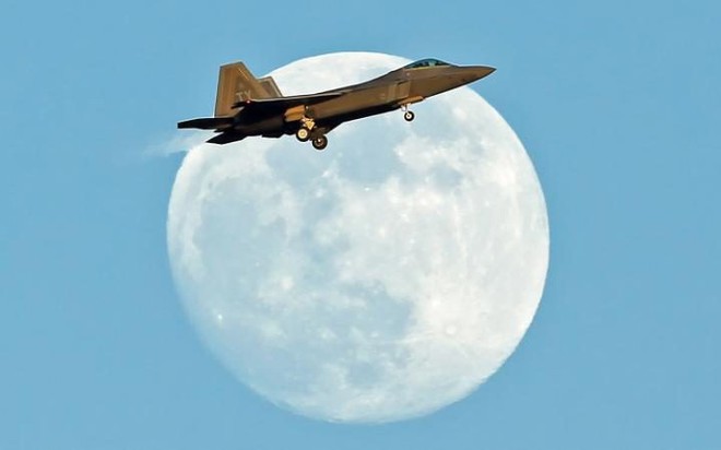 Tiêm kích tàng hình F-22 Raptor của Không quân Mỹ bay qua mặt trăng ở Suffolk, Anh.