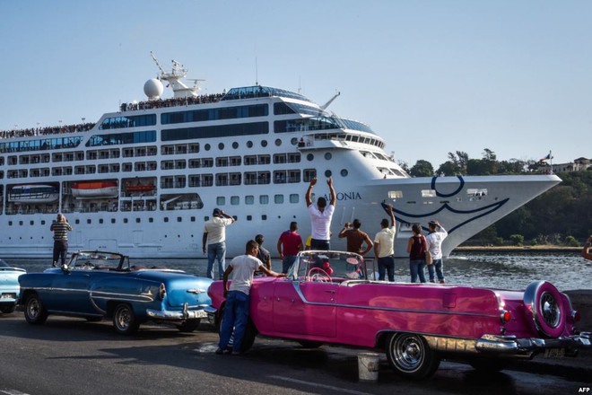 Người dân địa phương chào đón tàu du lịch Mỹ đầu tiên cập cảng Havana, Cuba.