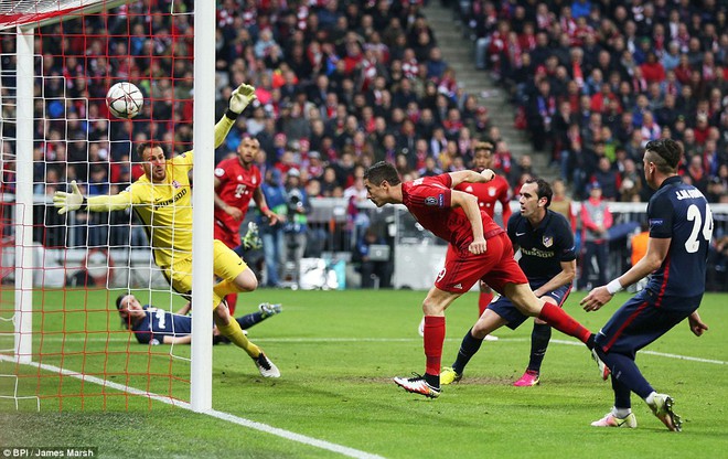 
Robert Lewandowski có pha đánh đầu cận thành nâng tỷ số lên 2-1 cho Bayern nhưng không đủ giúp chủ nhà đi tiếp.
