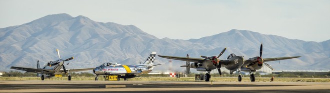 
P-51D Mustang, F-86 Sabre và P-38 Lightning trở lại đường băng sau khi luyện tập màn bay trình diễn theo đội hình.
