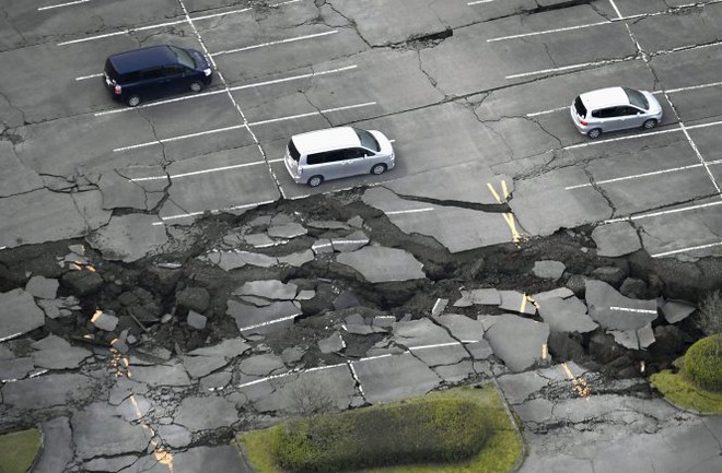 Một bãi đậu xe ở thị trấn Minamiaso tỉnh Kumamoto (miền nam Nhật) vụn vỡ bởi động đất