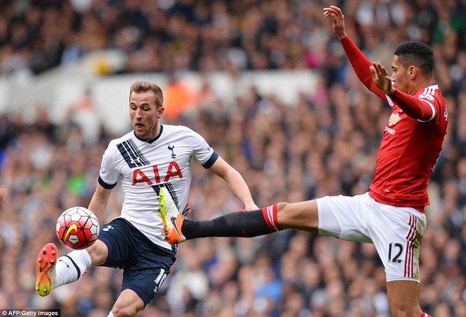 Lamela (trái) trong một pha tranh chấp với Morgan Schneiderlin.