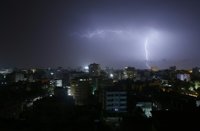 Sét đánh sáng lóa trên bầu trời đêm tại thành phố Gaza.