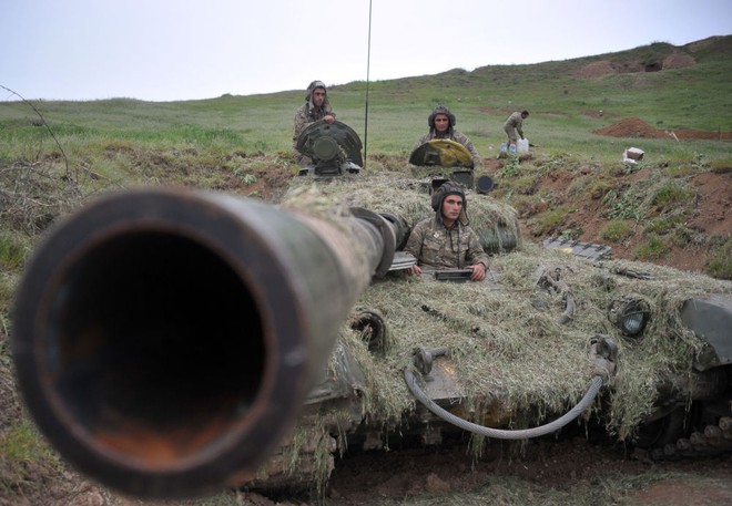 
Các binh sĩ của quân đội Nagorno-Karabakh canh gác tại chiến tuyến.
