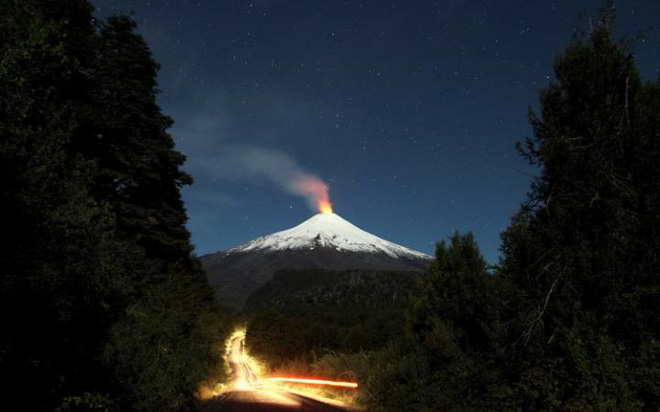 Dung nham phun trào từ đỉnh núi lửa Villarrica ở Chile.