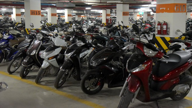 
Ở Hà Nội, hầu như mỗi người đều sở hữu một chiếc xe máy.
