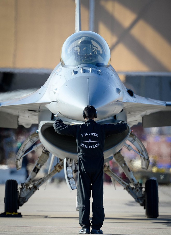 
Chiếc F-16 đã sẵn sàng cho chuyến bay.
