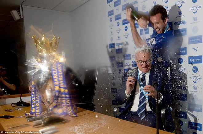
Hình ảnh tuyệt đẹp về hai thầy trò Ranieri.
