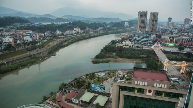 Những trạm kiểm soát được đặt dọc theo biên giới tại tỉnh Lào Cai nhằm ngăn chặn sự hoạt động của bọn buôn người.