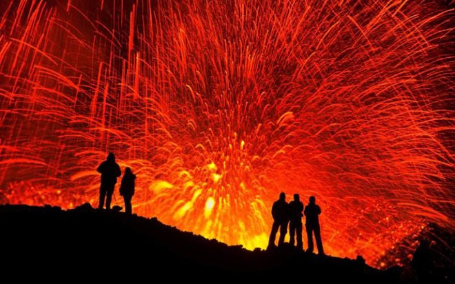 Du khách ngắm cảnh tượng dung nham phun trào từ miệng núi lửa Fimmvörðuháls ở thành phố Reykjavik, Iceland.