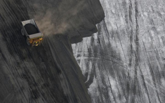 Xe tải chở than tại mỏ do công ty năng Peabody khai thác ở Francisco, bang Indiana, Mỹ.