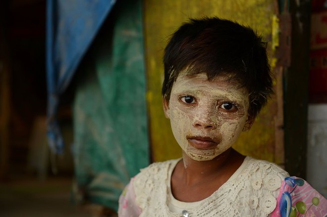 Em bé phủ bùn lên mặt để tránh nắng theo cách truyền thống ở Yangon, Myanmar.