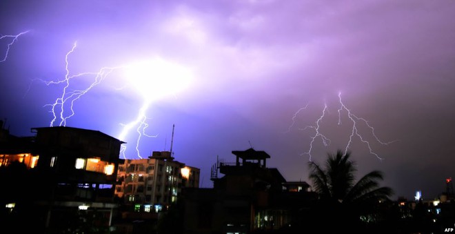 
Sét đánh sáng lóa trên bầu trời đêm tại thành phố Guwahati, Ấn Độ.
