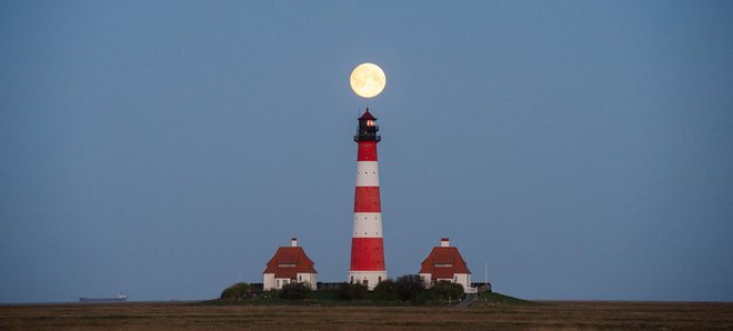 Trăng tròn xuất hiện trên ngọn hải đăng ở thành phố Westerhever, Đức.