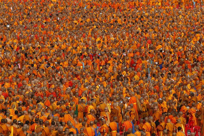 Hơn 100.000 nhà sư tham dự Lễ hội khất thực tại ngôi chùa Wat Phra Dhammakaya, ở tỉnh Pathum Thani, Thái Lan.