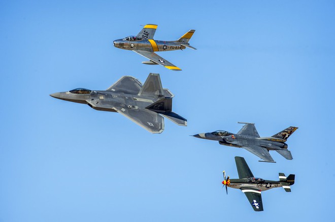 
Tiêm kích F-22 dẫn đầu đội hình bay trình diễn.
