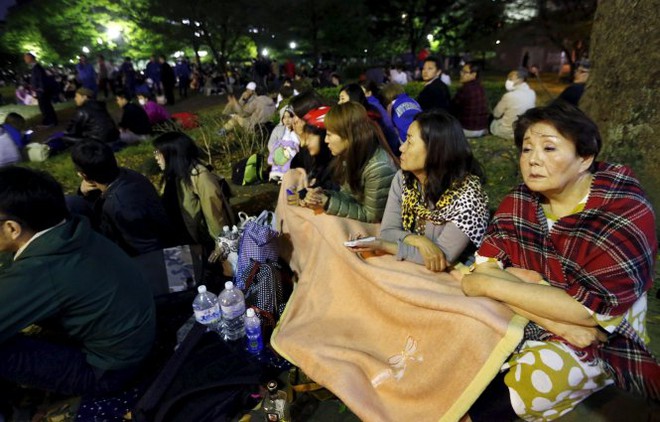 Người dân Nhật tập trung tại công viên Shirakawa tỉnh Kumamoto tránh các dư chấn tiếp theo của trận động đất